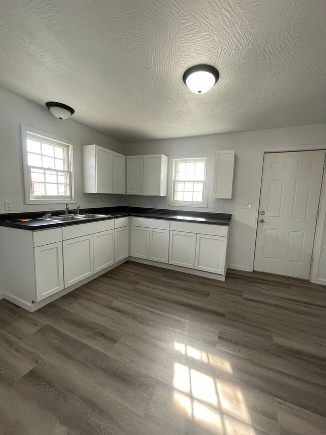 Building Photo - Available Now 2 bedroom 1 bath home