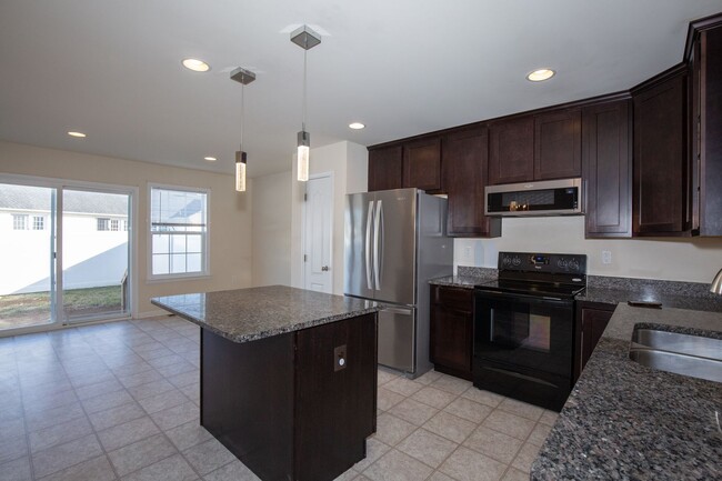Building Photo - 3 bed, 2full/2 half bath Townhome in Marti...