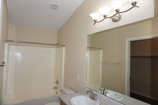 Building Photo - Popular Location, 3Bdm 2Ba Home