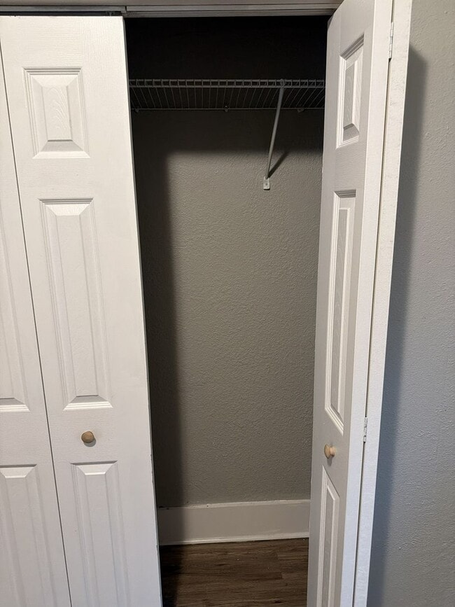 Building Photo - LEASING SPECIAL MOVE IN BY 1/1/2026 ** 1/2 price Security Deposit and 2nd month free