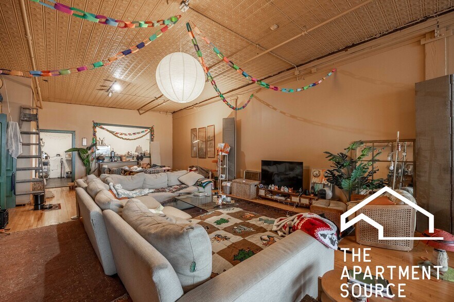 Building Photo - 2416 W North Ave