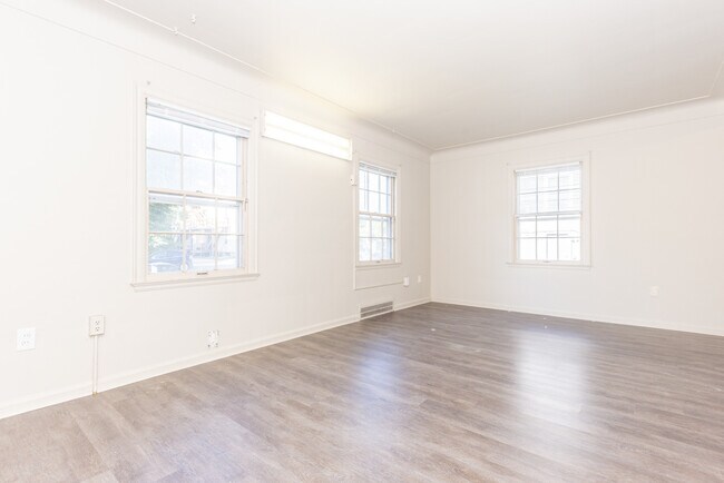 Building Photo - 909 E Ann St