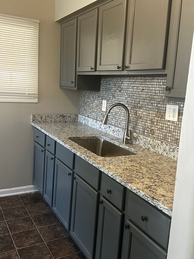 Building Photo - BEAUTIFUL 3 BEDROOM HOME