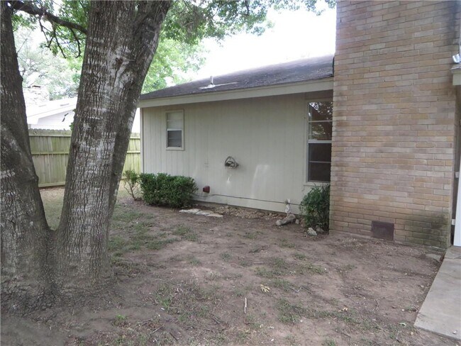 Building Photo - 502 Tanglewood Dr