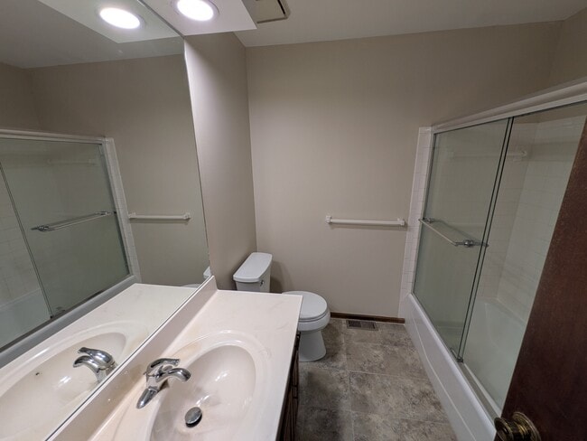 Building Photo - 22 NW Lakeview Blvd