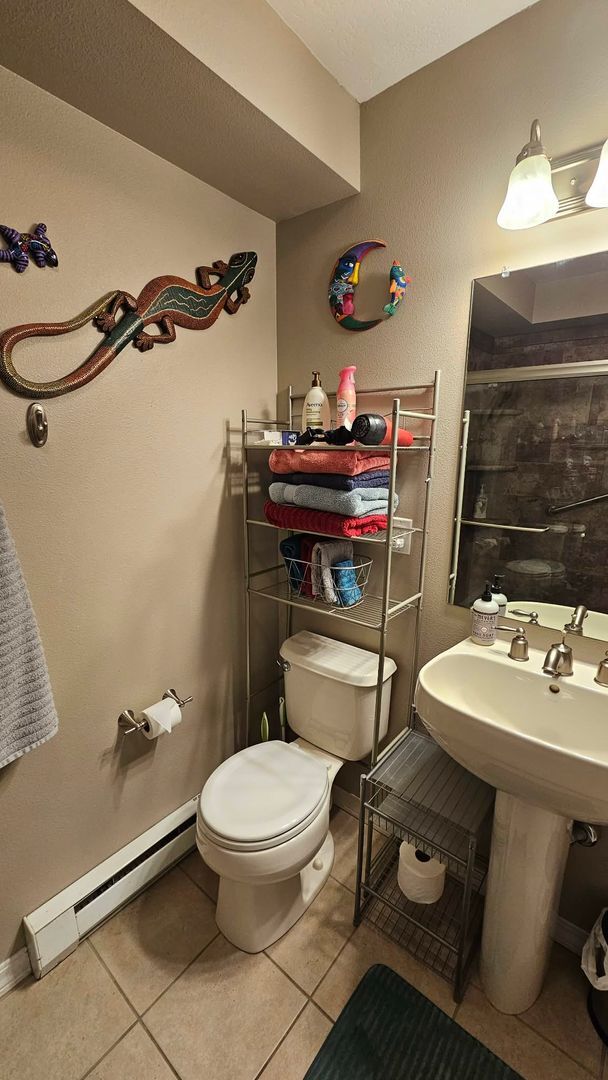 Building Photo - Condo located near the lake- Available NOW until July 31st, 2026. Available again September 1st, ...