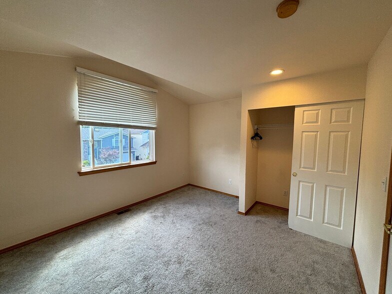 Building Photo - Spacious 4-Bedroom Family Home in Creeksid...