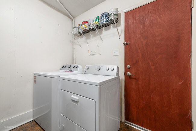 Building Photo - 1703 Pinewood Ln