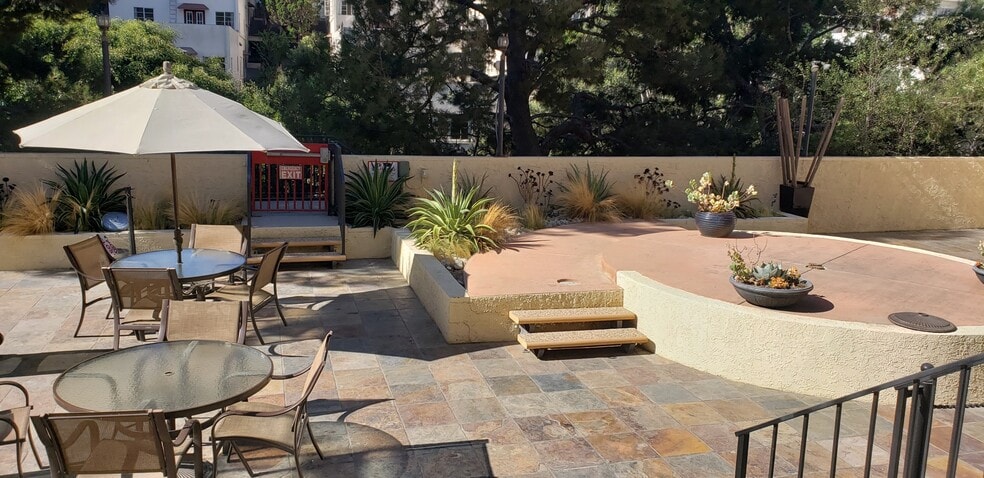 Outside common area - 10982 Roebling Ave