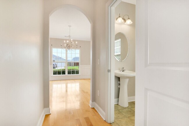 Building Photo - 4 Bed/2.5 Bath in Richmond Hill!