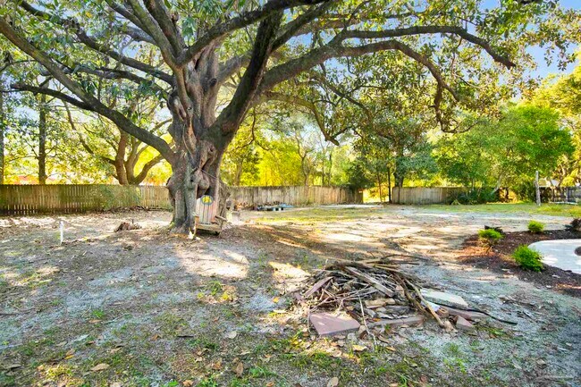 Building Photo - 525 Lakewood Rd