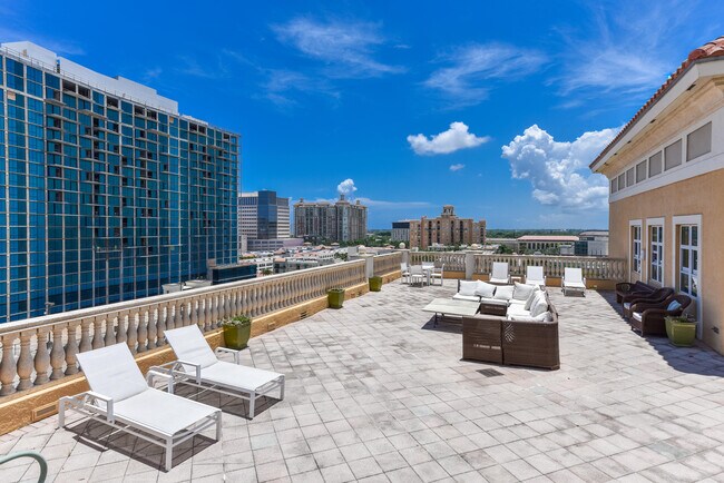 Building Photo - 403 S Sapodilla Ave