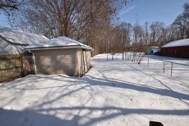 Building Photo - Mishawaka North-east 2 bedroom and 1 bath home on a large lot