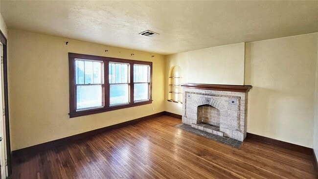 Building Photo - 2427 W Park Pl