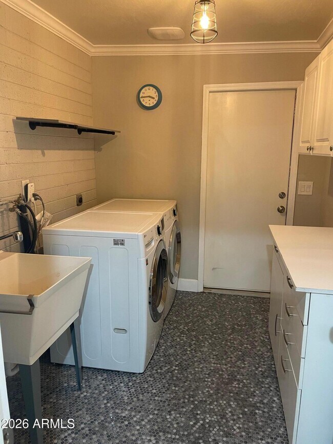 Building Photo - 429 W Flower St