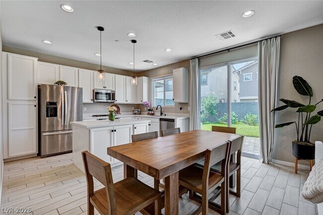 Building Photo - 372 Silva Pl