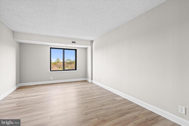 Building Photo - 3800 Powell Ln