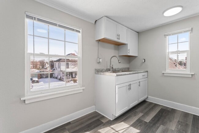 Building Photo - 621 E Main St