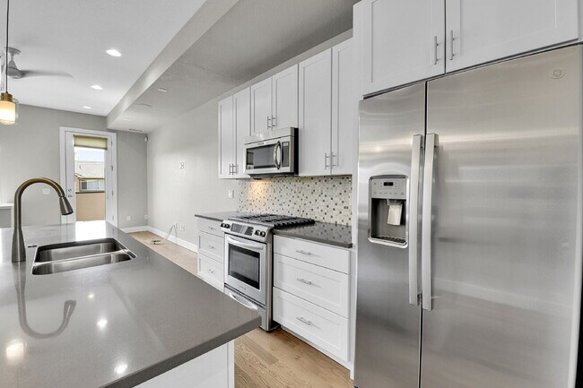 Building Photo - $2,850- 2 Bed/2.5-bathroom Townhome in Denver with Rooftop Deck!