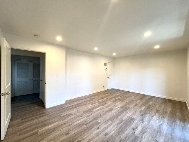 Building Photo - 1629 Kendall Dr
