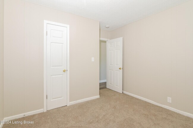 Building Photo - 1136 Lone Oak Ave