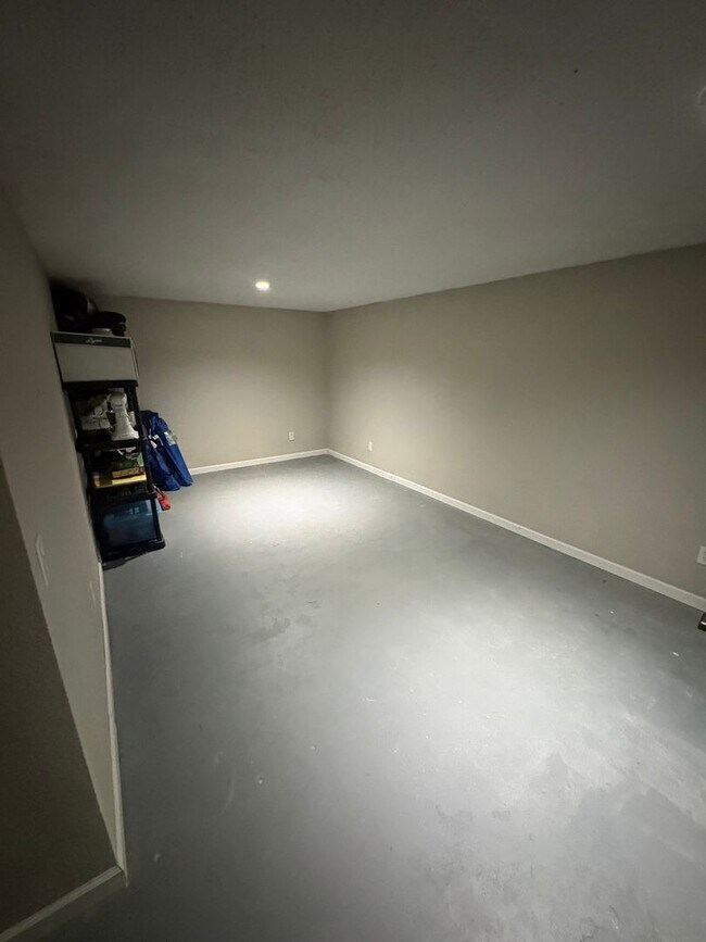 Building Photo - 3 Bed 1 Bath Updated Single Family home