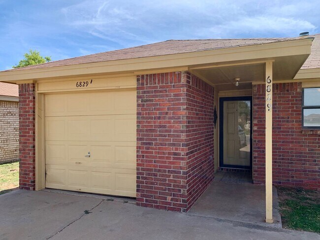 Building Photo - Cute Duplex