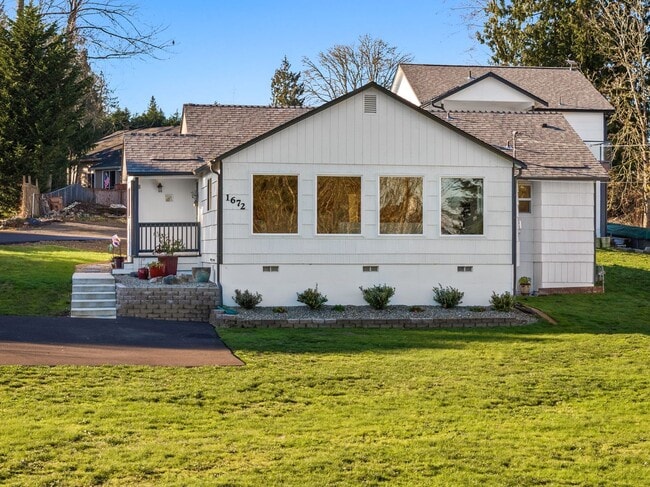 Building Photo - Waterfront Living!