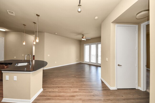 Building Photo - 5455 Richmond Ave.