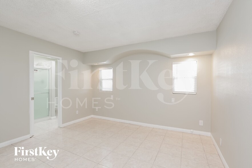 Building Photo - 825 Antigua St