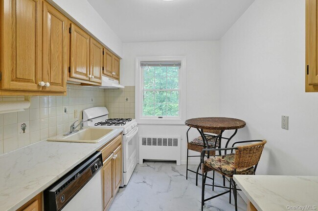 Building Photo - 580 Bedford Rd
