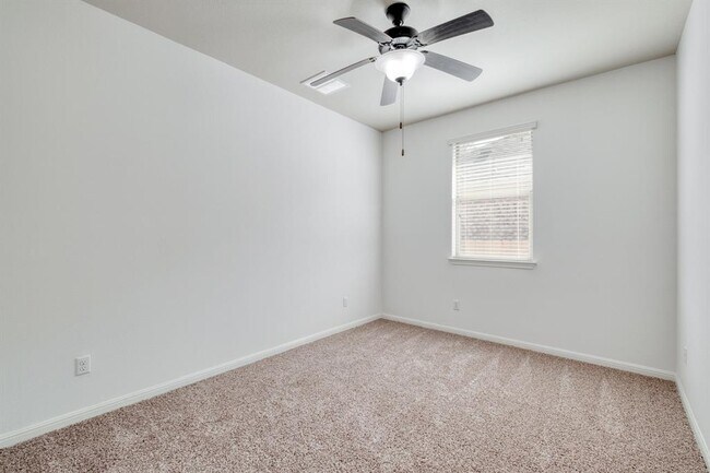 Building Photo - 2213 Lookout Range Dr