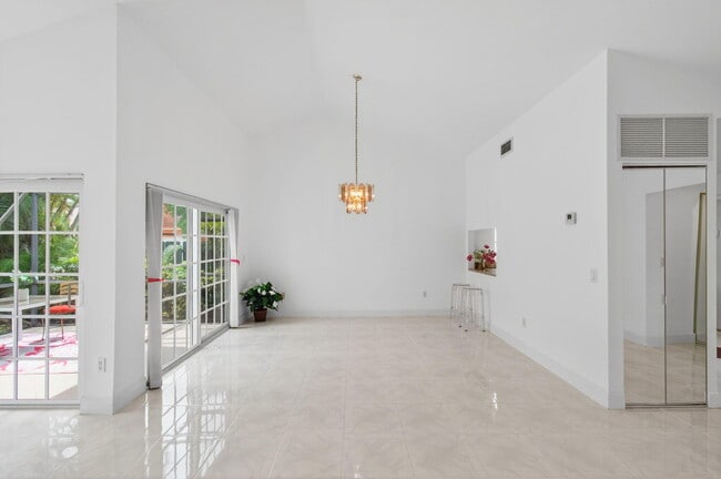 Building Photo - 6105 Via Laguna Ln