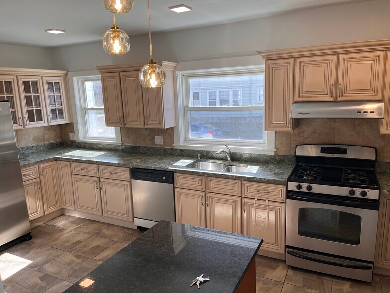 Building Photo - 121 Shore Dr