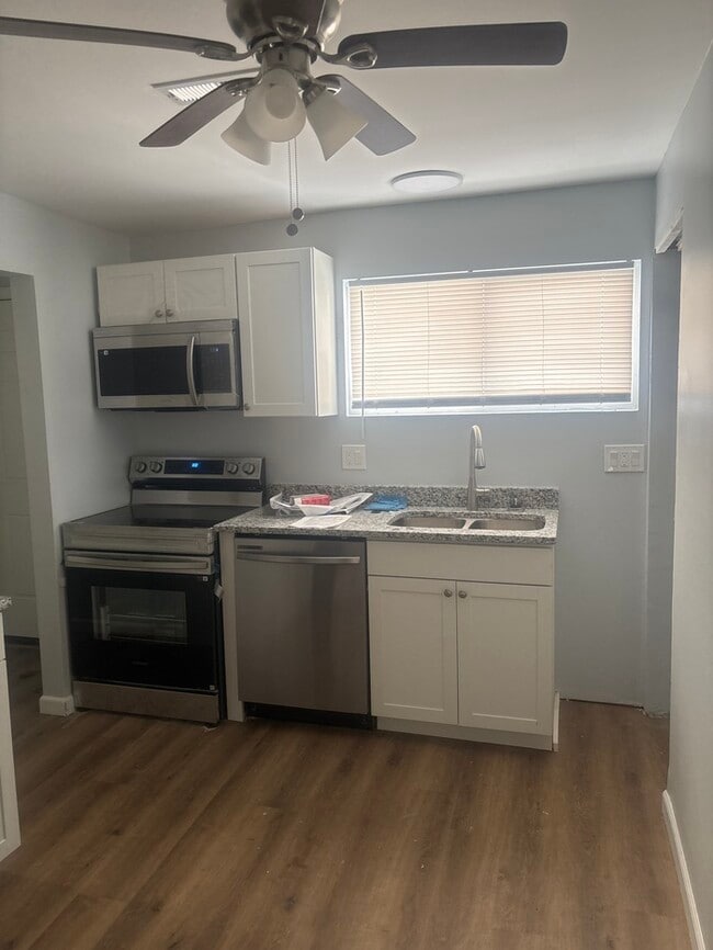 Building Photo - 4 bedroom 1 bath market rent and section 8