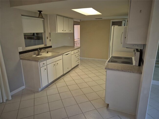 Building Photo - 9802 Riverview Dr