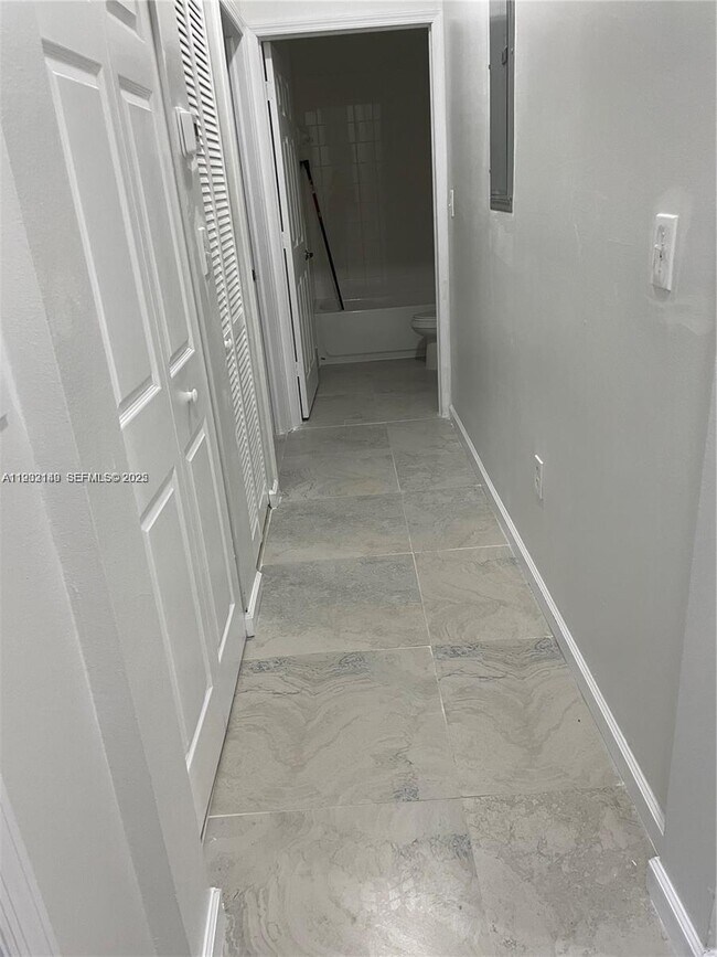 Building Photo - 4295 NE 10th Ct