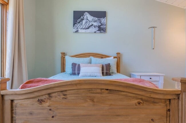 Building Photo - Walk to Main St and Gondola! Furnished!