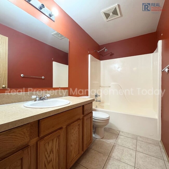 Building Photo - Great 3 bedroom home available NOW Close T...