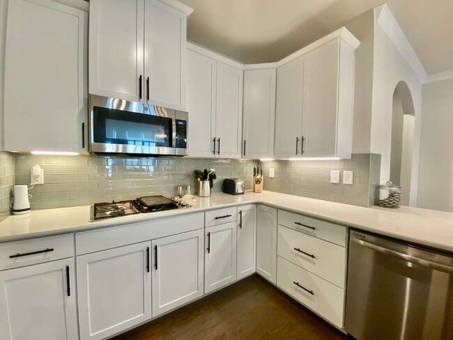 Building Photo - GORGEOUS TOWNHOME IN SOUTH PARK