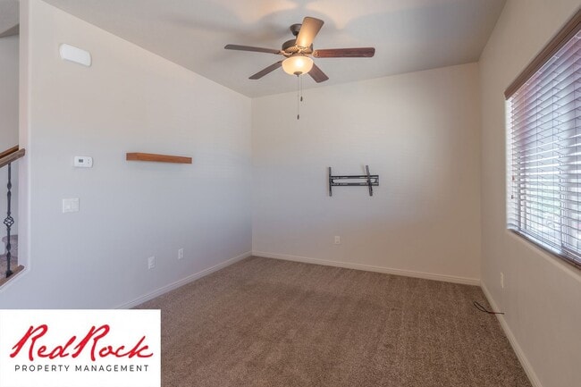 Building Photo - Lovely townhome with Community Pool!