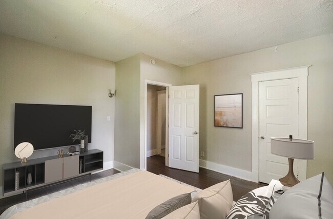 Building Photo - 628 E 38th St