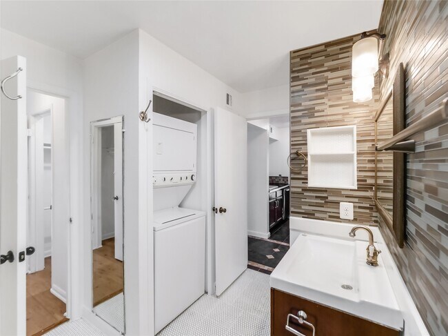 Building Photo - 10075 Westpark Dr