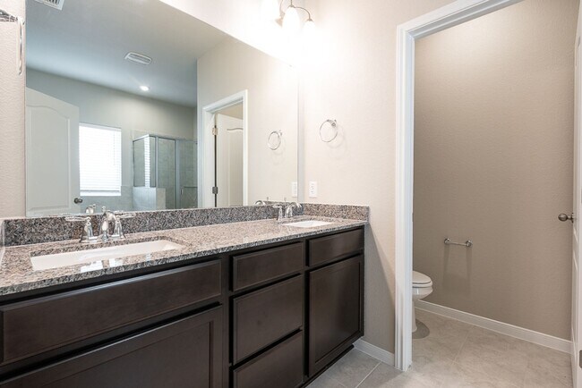 Building Photo - Stunning 4-Bedroom Home in Villages of Wes...