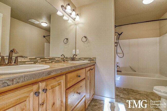 Building Photo - Contemporary 3 Bed 2.5 Bath Style Home in ...