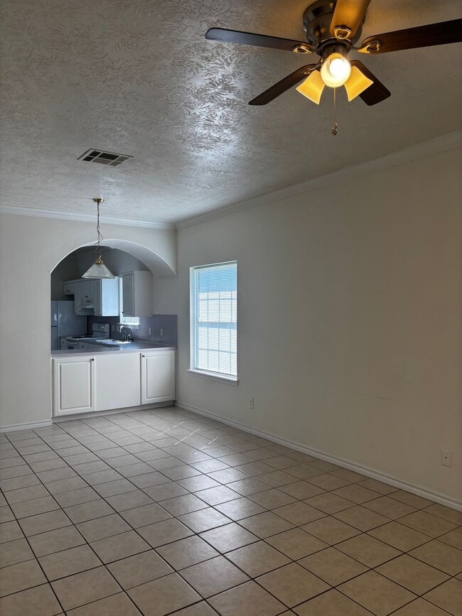 Building Photo - 2 bedroom 2 bath