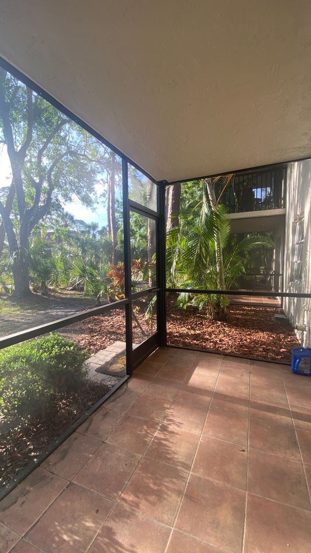 Building Photo - Updated 1-Bedroom Condo in a Gated Communi...