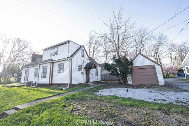 Building Photo - "Charming 3-Bedroom Haven with Spacious Living in Indianapolis – 2,190 Sq Ft of Comfort!"