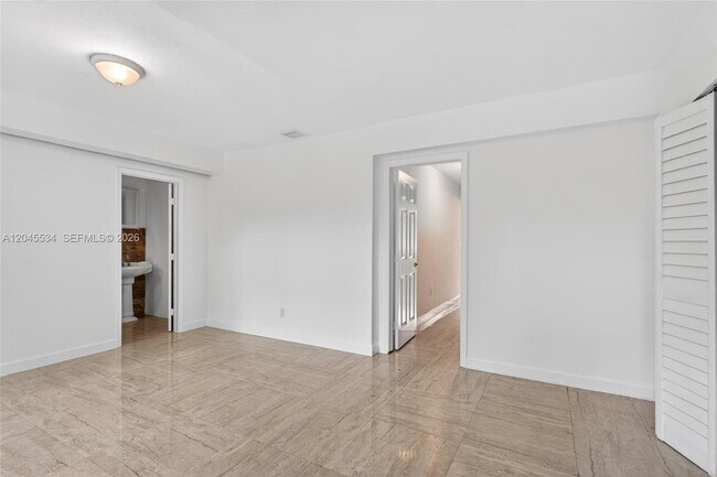 Building Photo - 1350 NE 149th St