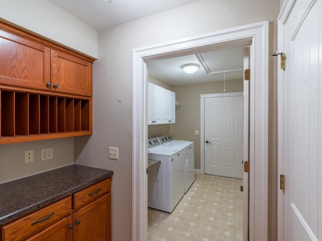 Building Photo - 2616 Greenport Dr